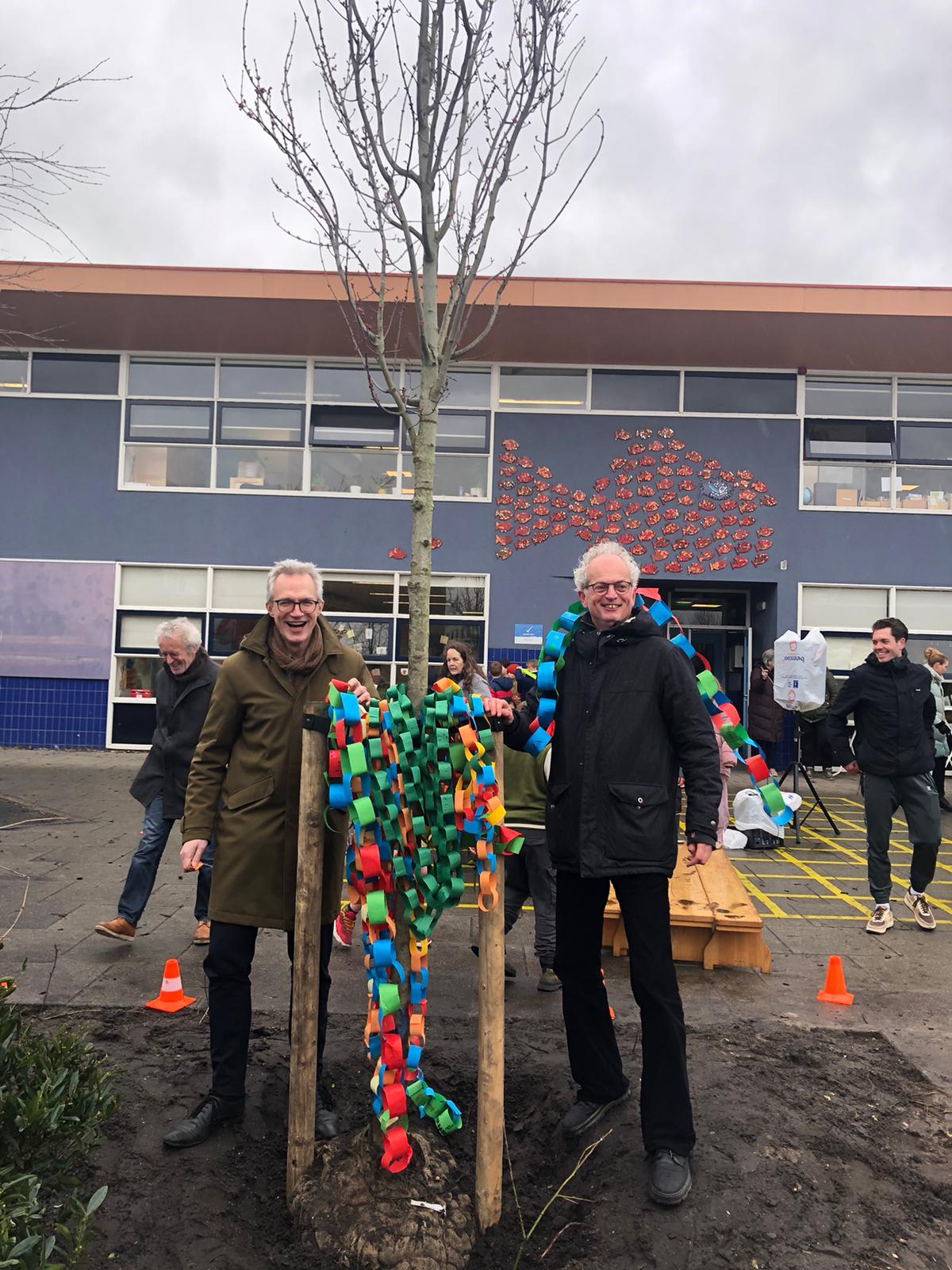 Eerste boom ‘100bomen100’ geplant op Delfts schoolplein